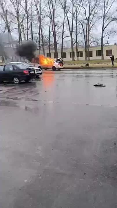 Горит машина на улице Первопроходцев недалеко от молочного комбината