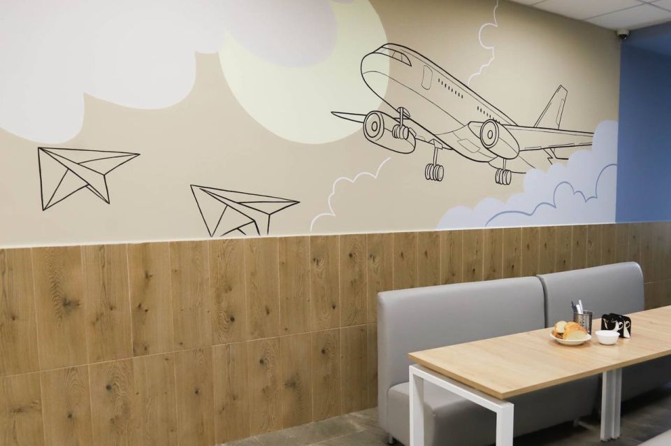Полет отличный!. По предложению школьников столовую лицея №35 в ходе капитального ремонта оформили в авиационной тематике