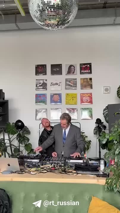 Отец Илона Маска в Казани попробовал себя в роли диджея