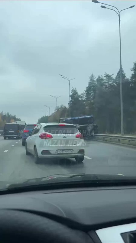 В Казани водитель микроавтобуса врезался в остановившийся из-за лопнувшего колеса трактор