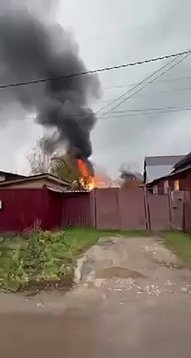В казанском поселке Аметьево пожарные тушат горящий сарай