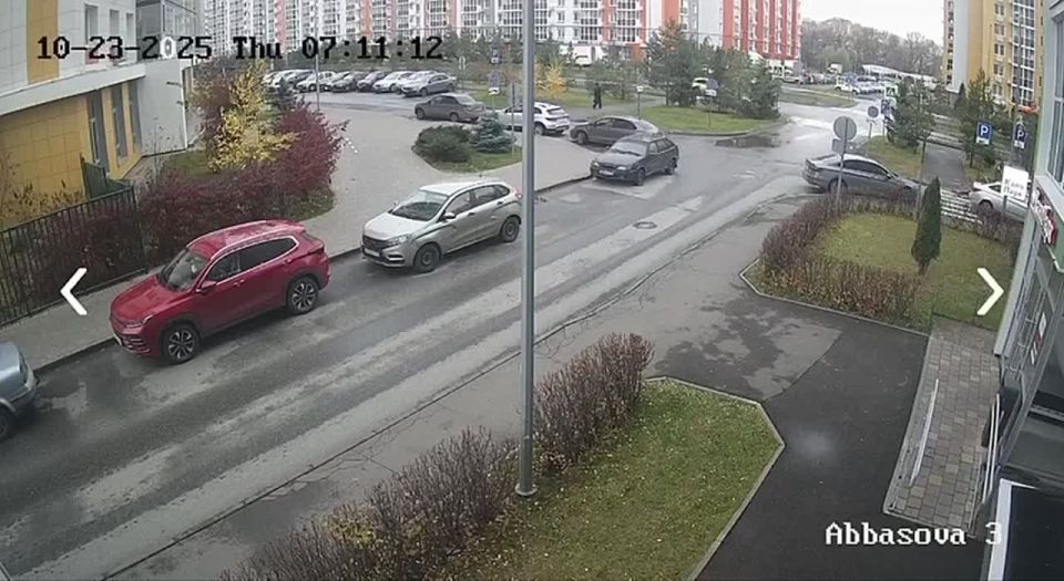 На видео попал момент утреннего ДТП во дворе казанского ЖК «Весна»