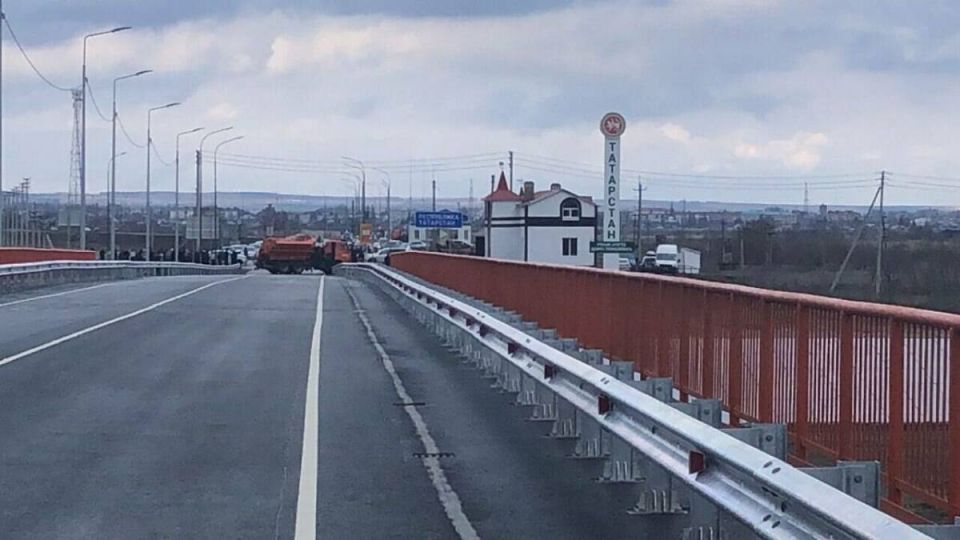 Алексей Песошин и Радий Хабиров открыли мост через реку Ик на границе Татарстана и Башкирии