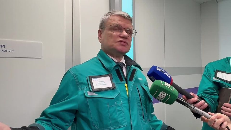 В рамках выездного заседания Президиума депутаты посетили поликлинику «Нижнекамскнефтехима», модернизация которой завершилась в 2025 году