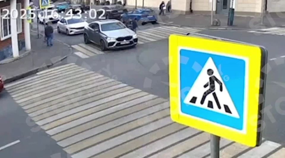Полиция Казани изучает видео, на котором водитель BMW избил пешехода на зебре