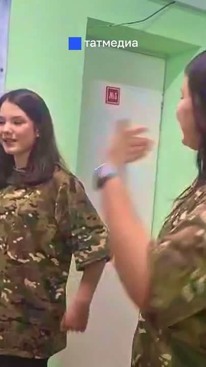 Для раненых бойцов: в прифронтовом госпитале выступили школьницы из Татарстана