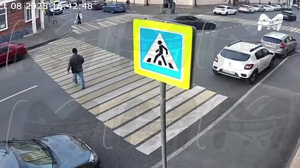 В Казани футбольный арбитр, ехавший на своем BMW, избил мужчину на пешеходном переходе