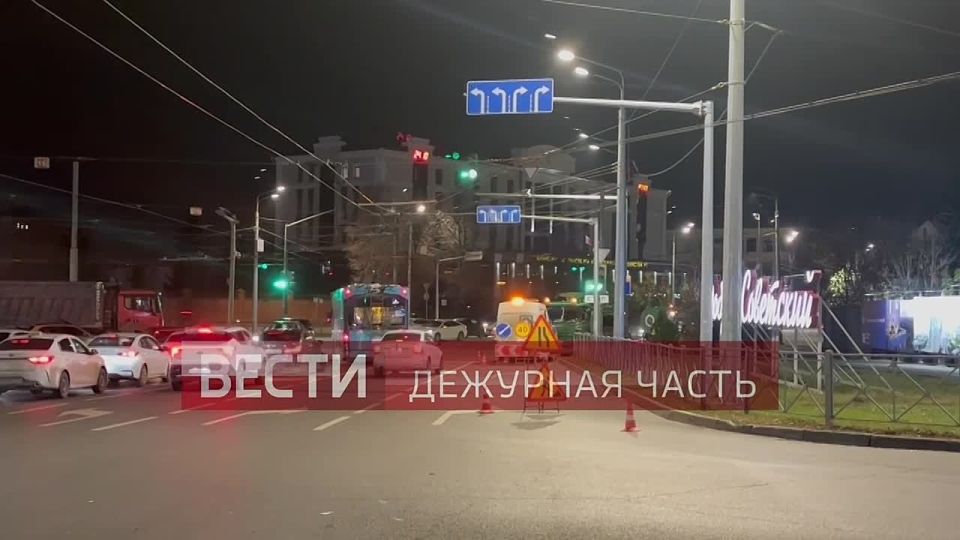 Это кадры из Казани: с улицы Гвардейской, где, как сообщил ряд СМИ, было совершено нападение на конвой то ли ФСИН (опровергли в ведомстве), то ли военной комендатуры