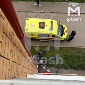 Пятилетняя девочка выбросила младенца из окна четвёртого этажа в Васильево, по словам очевидцев