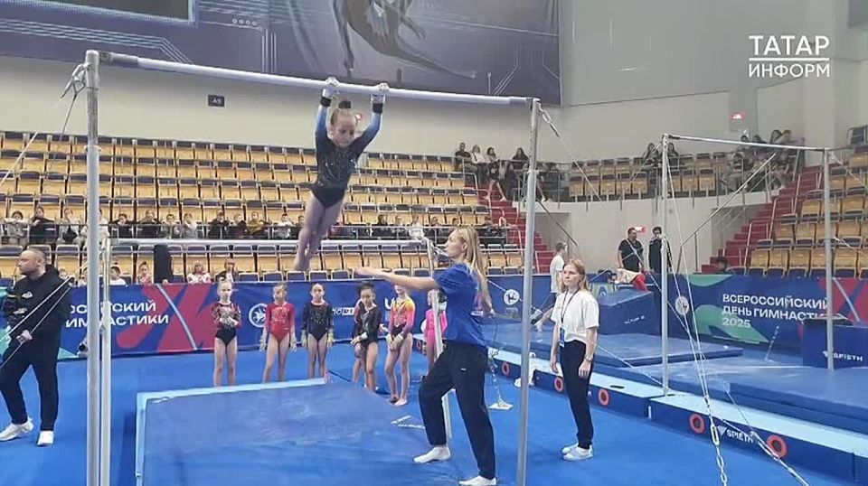 Всероссийский день гимнастики, который отмечается 25 октября, в этом году собрал в Казани ведущих спортсменов, тренеров и ветеранов по всем видам гимнастики