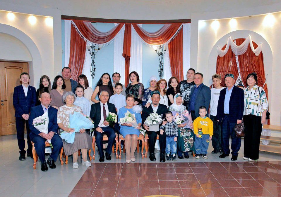 Полвека семейного счастья: в Альметьевске чествовали юбиляров «золотой» и «сапфировой» свадеб