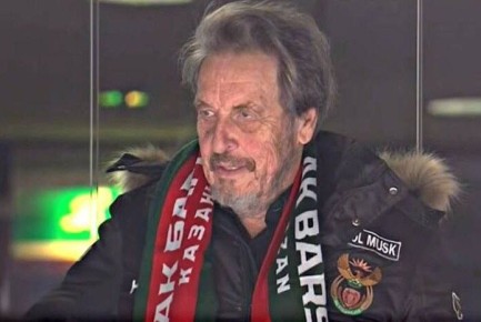 Отец Илона Маска Эррол Маск пришел на матч регулярного чемпионата КХЛ между "Ак Барсом" и "Адмиралом" в Казани, он попал в телевизионную трансляцию встречи