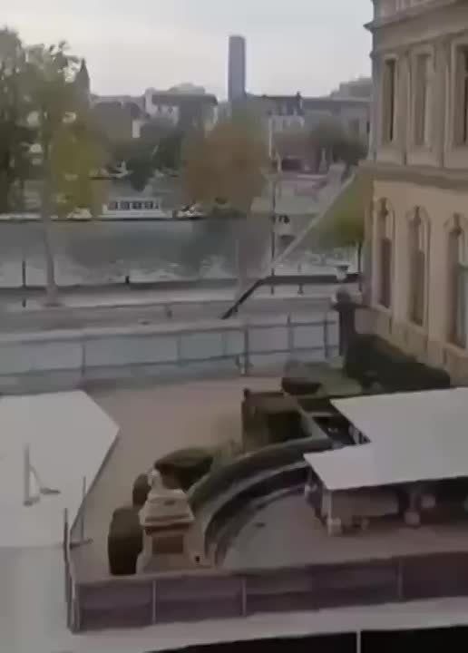 Полиция задержала двоих подозреваемых в ограблении Лувра, один из них пытался сбежать в Алжир