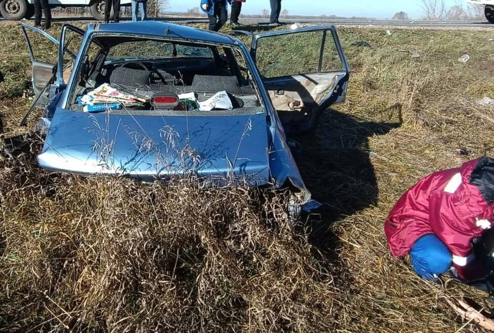 В Нижнекамском районе 26 октября около 11:00 на 44-м километре автодороги Чистополь-Нижнекамск произошло ДТП с участием двух автомобилей В Нижнекамском районе 26 октября около 11:00 на 44-м километре автодороги Чистополь-Нижнекамск произошло ДТП с участием двух автомобилей