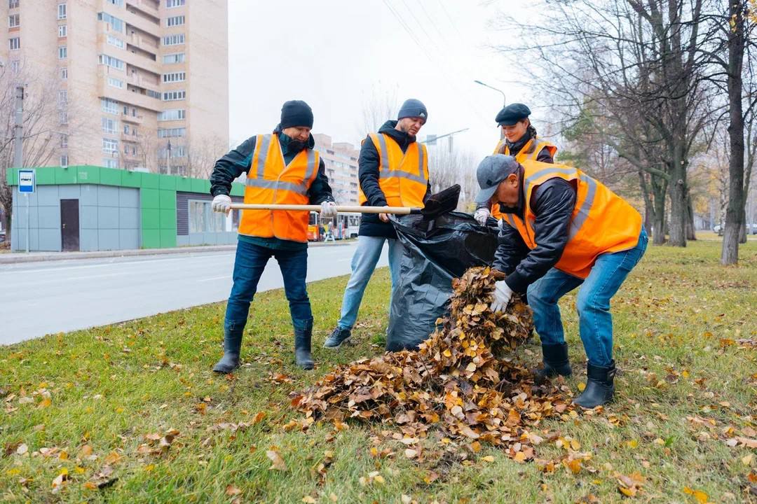 Более 500 сотрудников СИБУРа в Нижнекамске вышли на традиционный осенний субботник Более 500 сотрудников СИБУРа в Нижнекамске вышли на традиционный осенний субботник