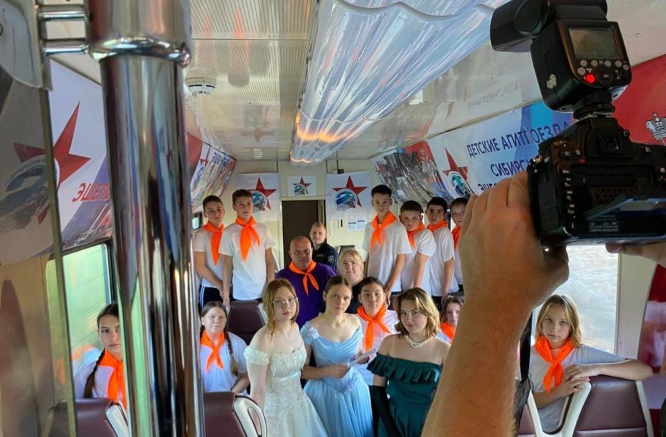 Транспортные полицейские проводят профилактические занятия с юными пассажирами агитпоезда «80 ЛЕТ ВЕЛИКОЙ ПОБЕДЫ. АРСЕНАЛ ПОБЕДЫ-КАЗАНЬ. ГОРОД-ГЕРОЙ МОСКВА-2025»