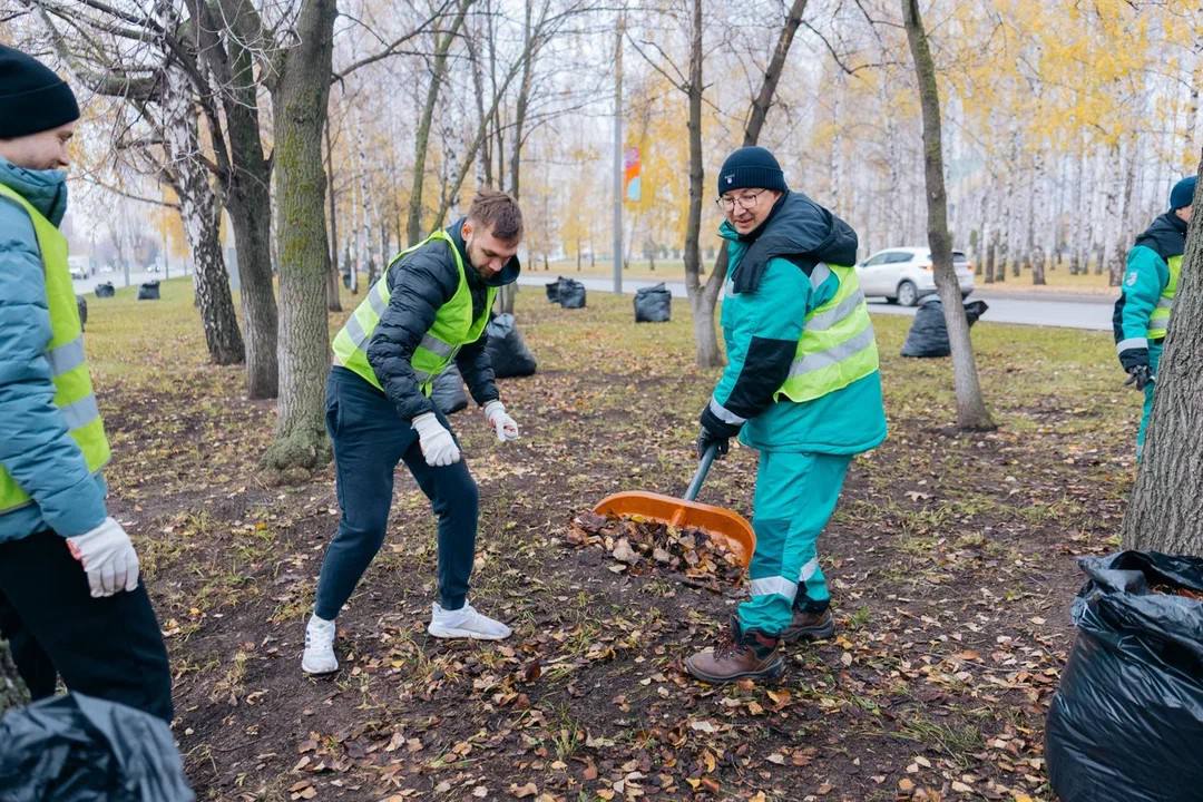 Более 500 сотрудников СИБУРа в Нижнекамске вышли на традиционный осенний субботник Более 500 сотрудников СИБУРа в Нижнекамске вышли на традиционный осенний субботник