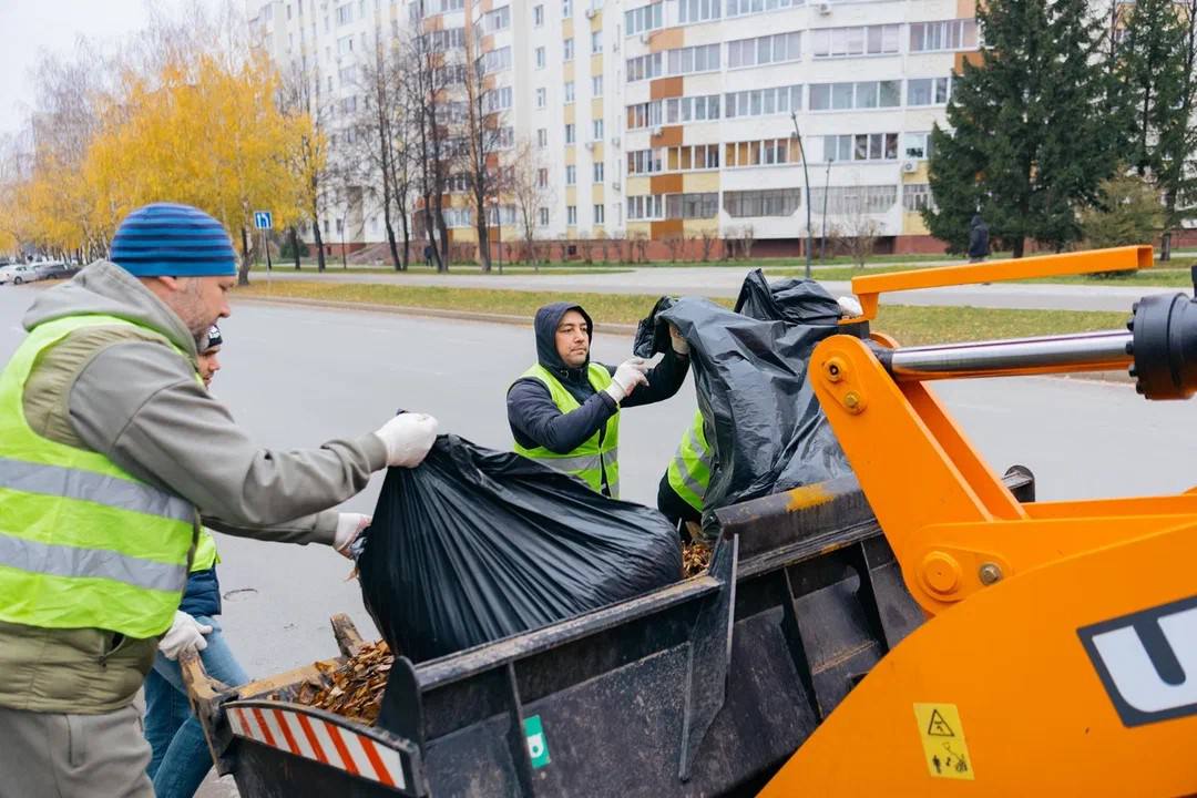 Более 500 сотрудников СИБУРа в Нижнекамске вышли на традиционный осенний субботник Более 500 сотрудников СИБУРа в Нижнекамске вышли на традиционный осенний субботник