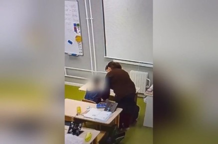 «С какой буквы пишем?» Учитель вбивала знания ребенку ударом по голове