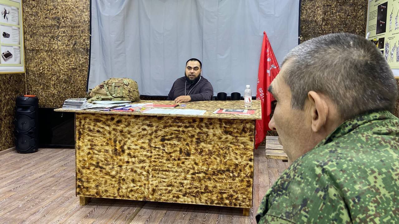 Военный священник вернулся в строй после потери ноги Военный священник вернулся в строй после потери ноги
