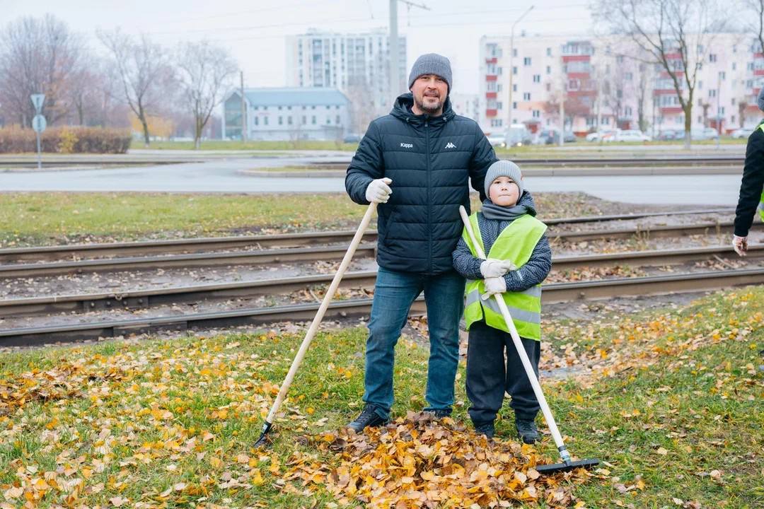 Более 500 сотрудников СИБУРа в Нижнекамске вышли на традиционный осенний субботник Более 500 сотрудников СИБУРа в Нижнекамске вышли на традиционный осенний субботник