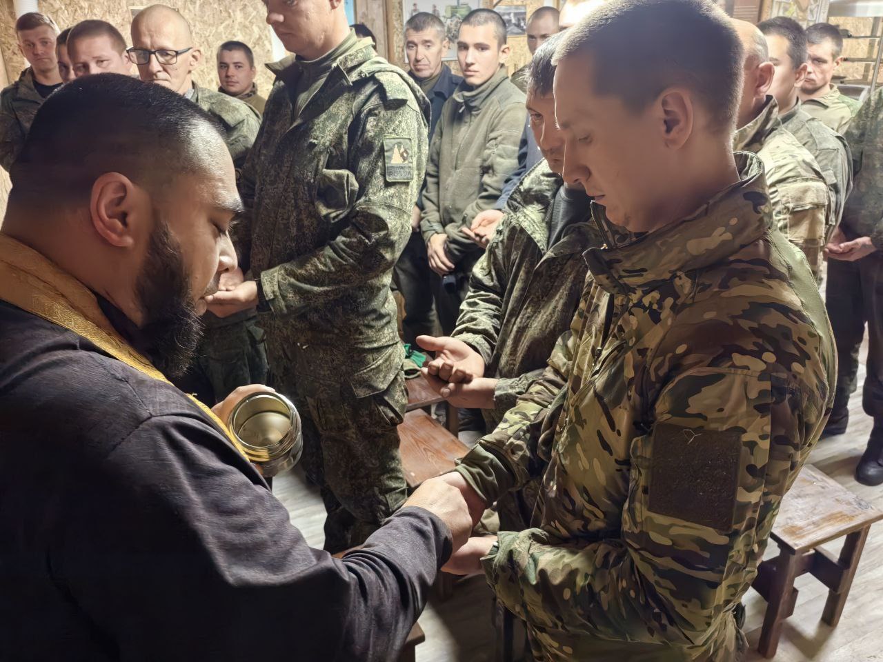 Военный священник вернулся в строй после потери ноги Военный священник вернулся в строй после потери ноги