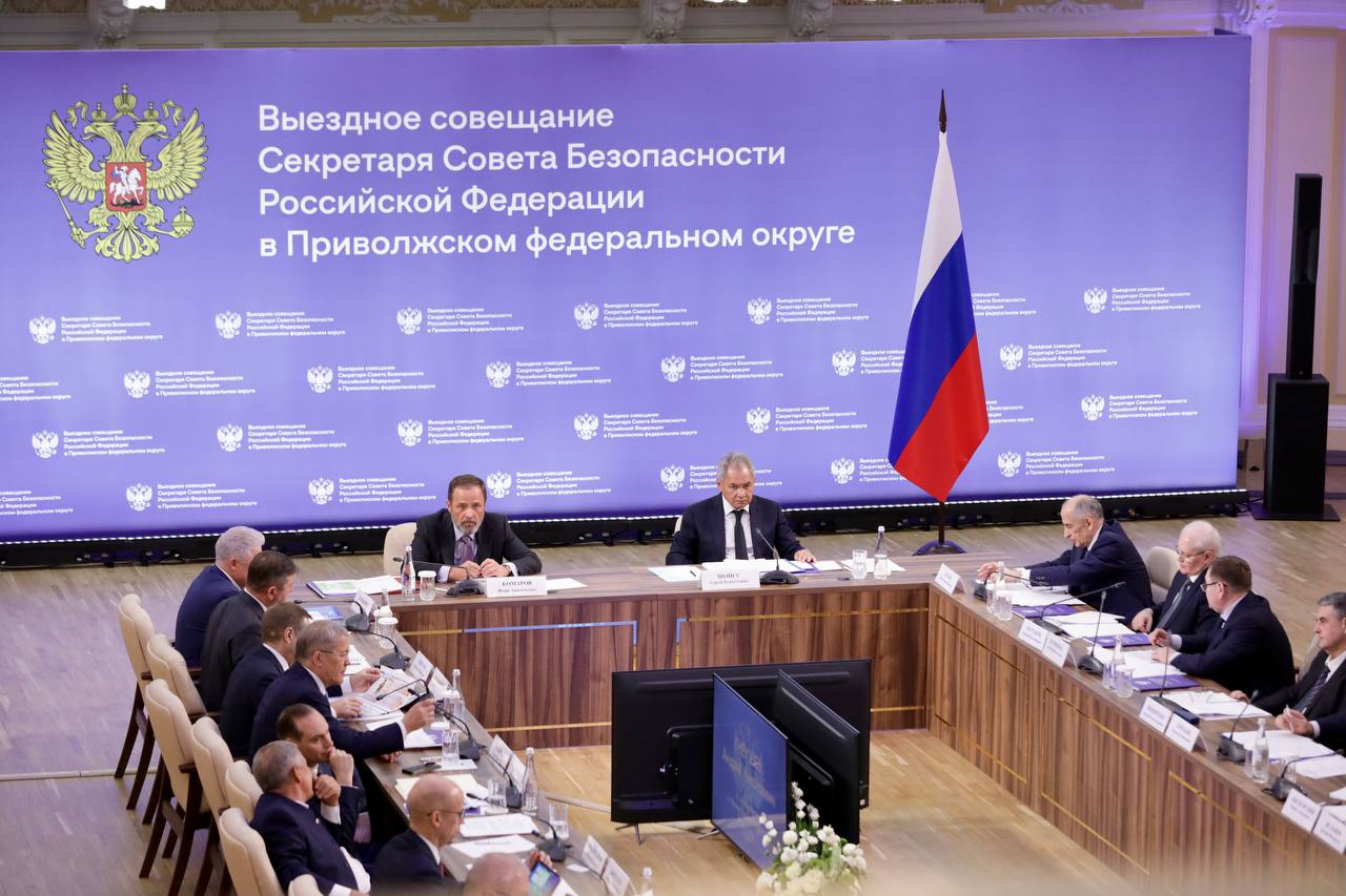 Рустам Минниханов принял участие в выездном совещании Совета безопасности РФ в ПФО Рустам Минниханов принял участие в выездном совещании Совета безопасности РФ в ПФО