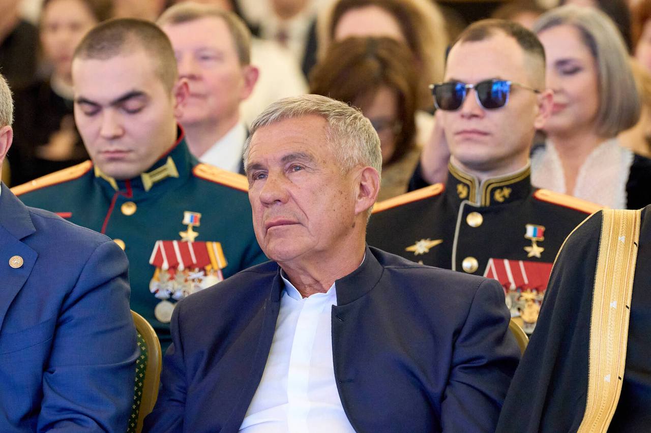 На встрече с представителями Региональной общественной организации «Землячество Татарстана» Рустам Минниханов рассказал об актуальных задачах в экономике и в социальной политике республики На встрече с представителями Региональной общественной организации «Землячество Татарстана» Рустам Минниханов рассказал об актуальных задачах в экономике и в социальной политике республики