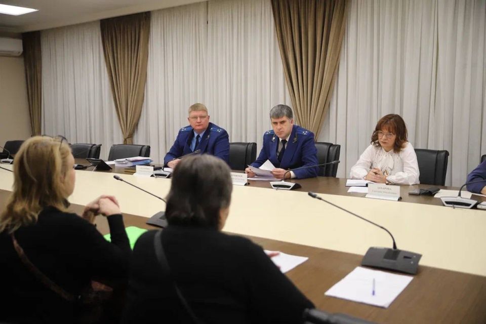 Сегодня заместитель прокурора Республики Татарстан Александр Чеховской и Уполномоченный по правам ребенка в Республике Татарстан Светлана Захарова провели совместный прием граждан