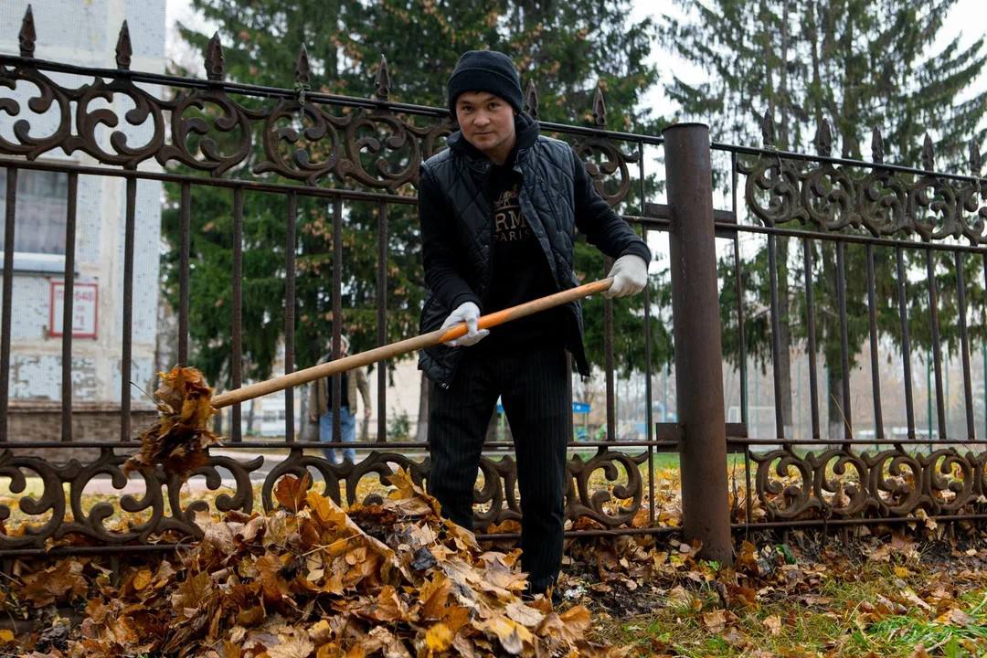 Сотрудники подрядной организации «Ямата», задействованные в реализации инвестиционных проектов на «Нижнекамскнефтехиме», помогли социальному приюту для детей и подростков «Балкыш» убрать территорию от опавшей листвы Сотрудники подрядной организации «Ямата», задействованные в реализации инвестиционных проектов на «Нижнекамскнефтехиме», помогли социальному приюту для детей и подростков «Балкыш» убрать территорию от опавшей листвы