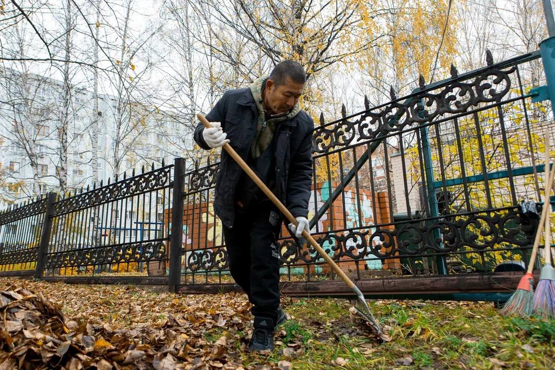 Сотрудники подрядной организации «Ямата», задействованные в реализации инвестиционных проектов на «Нижнекамскнефтехиме», помогли социальному приюту для детей и подростков «Балкыш» убрать территорию от опавшей листвы Сотрудники подрядной организации «Ямата», задействованные в реализации инвестиционных проектов на «Нижнекамскнефтехиме», помогли социальному приюту для детей и подростков «Балкыш» убрать территорию от опавшей листвы