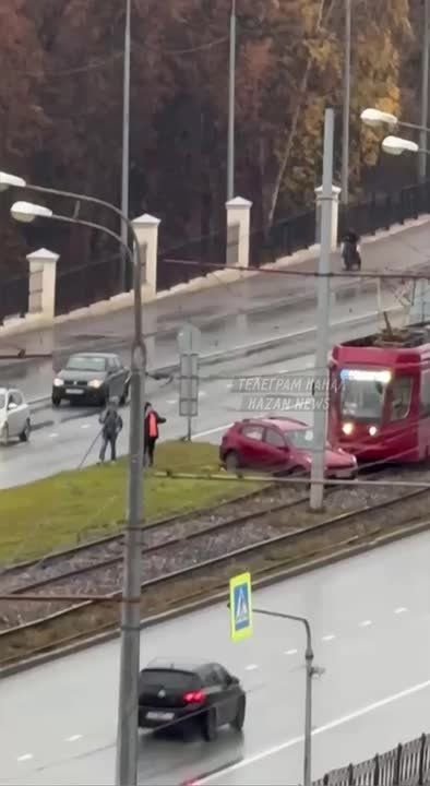 На Копылова в Казани легковушка столкнулась с трамваем