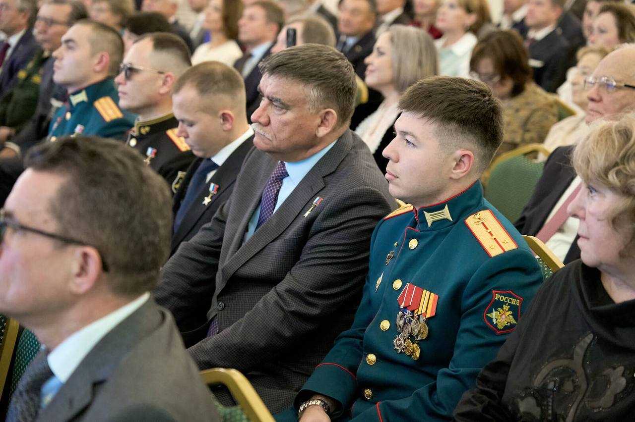 На встрече с представителями Региональной общественной организации «Землячество Татарстана» Рустам Минниханов рассказал об актуальных задачах в экономике и в социальной политике республики На встрече с представителями Региональной общественной организации «Землячество Татарстана» Рустам Минниханов рассказал об актуальных задачах в экономике и в социальной политике республики