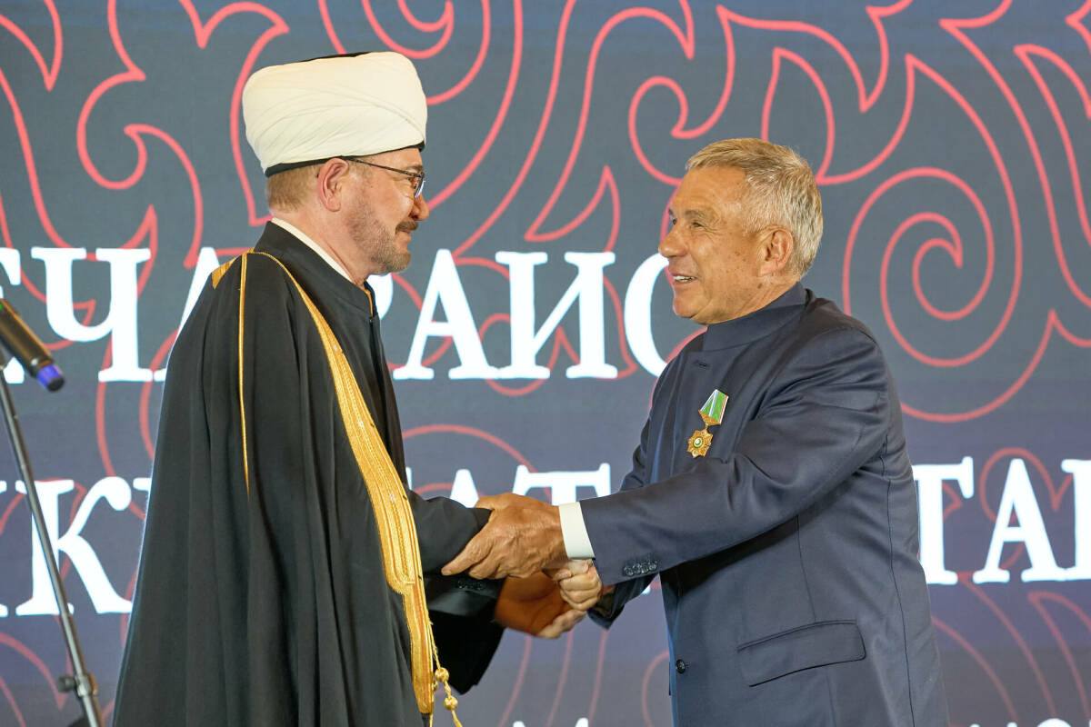 Председатель Духовного управления мусульман РФ муфтий Равиль хазрат Гайнутдин вручил Раису Татарстана Рустаму Минниханову высшую награду Совета муфтиев России – орден Почета «Аль-Фахр»