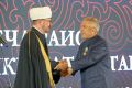 Председатель Духовного управления мусульман РФ муфтий Равиль хазрат Гайнутдин вручил Раису Татарстана Рустаму Минниханову высшую награду Совета муфтиев России – орден Почета «Аль-Фахр»