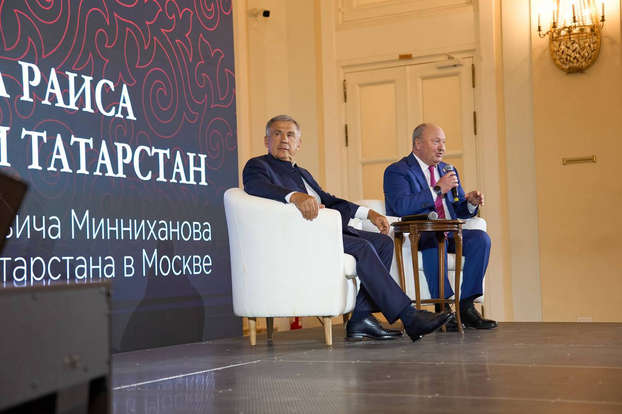 На встрече с представителями Региональной общественной организации «Землячество Татарстана» Рустам Минниханов рассказал об актуальных задачах в экономике и в социальной политике республики На встрече с представителями Региональной общественной организации «Землячество Татарстана» Рустам Минниханов рассказал об актуальных задачах в экономике и в социальной политике республики