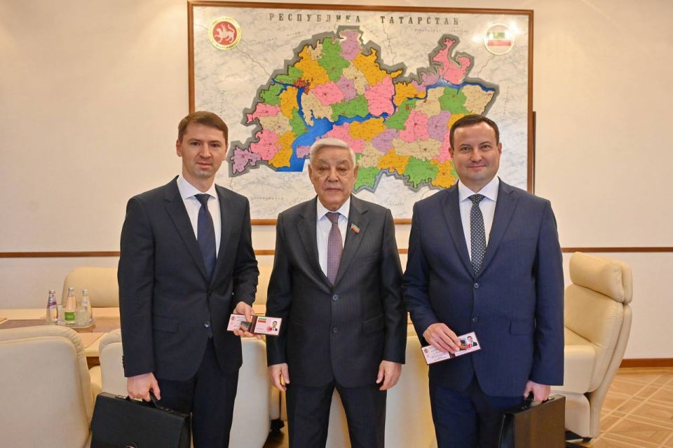 Фарид Мухаметшин вручил удостоверения депутатам Государственного Совета Эмилю Губайдуллину и Игорю Бикееву