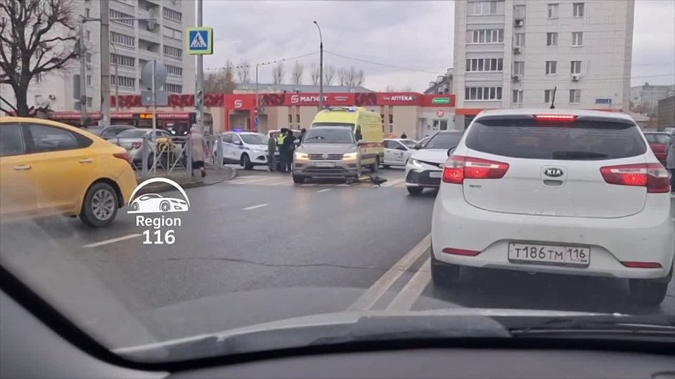 На Чуйкова в Казани иномарка сбила самокатчика на пешеходном переходе