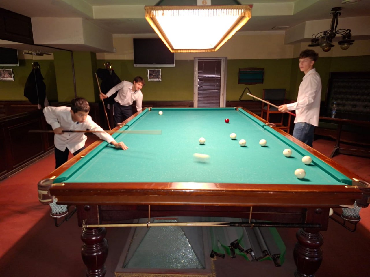 В Нижнекамске проходит турнир по русском бильярду «Дыхание осени» среди школьников, организованный Ассоциацией отцов В Нижнекамске проходит турнир по русском бильярду «Дыхание осени» среди школьников, организованный Ассоциацией отцов