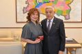 Председатель Государственного Совета Фарид Мухаметшин вручил Светлане Захаровой удостоверение Уполномоченного по правам ребенка в Республике Татарстан