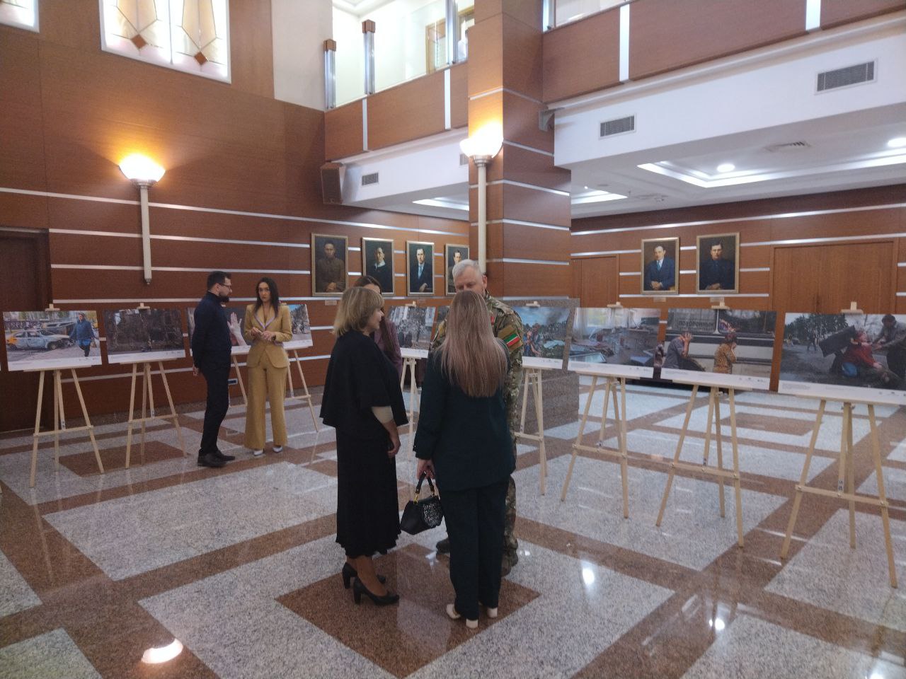 В рамках 15-го заседания Госсовета VII созыва открылась фотовыставка «Хроники террора украинского неонацистского режима» В рамках 15-го заседания Госсовета VII созыва открылась фотовыставка «Хроники террора украинского неонацистского режима»