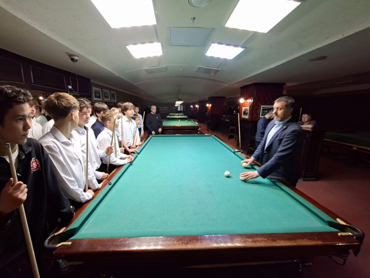 В Нижнекамске проходит турнир по русском бильярду «Дыхание осени» среди школьников, организованный Ассоциацией отцов