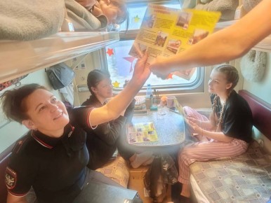 Транспортные полицейские Прибайкалья провели профилактическую беседу с юными пассажирами агитпоезда «80 ЛЕТ ВЕЛИКОЙ ПОБЕДЫ. АРСЕНАЛ ПОБЕДЫ-КАЗАНЬ. ГОРОД-ГЕРОЙ МОСКВА-2025»