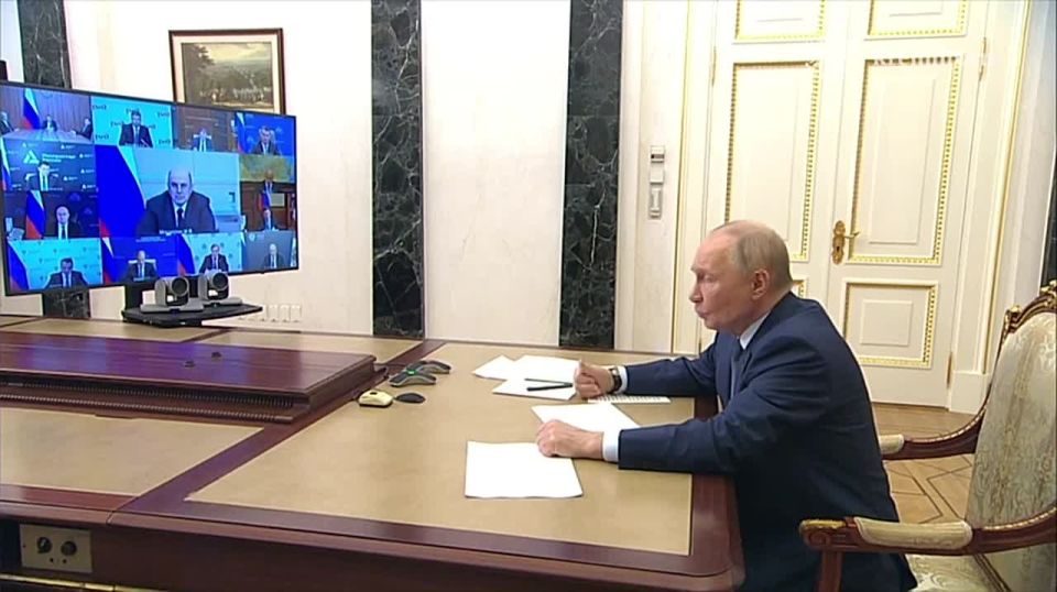 Россияне должны есть больше рыбы и морепродуктов, заявил Владимир Путин на совещании с членами правительства РФ. Президент поручил увеличить уровень их потребления, так как он отстает от нормы, рекомендованной Минздравом