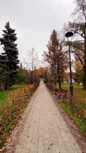 Наслаждаемся осенней атмосферой в сквере на ул.Назарбаева