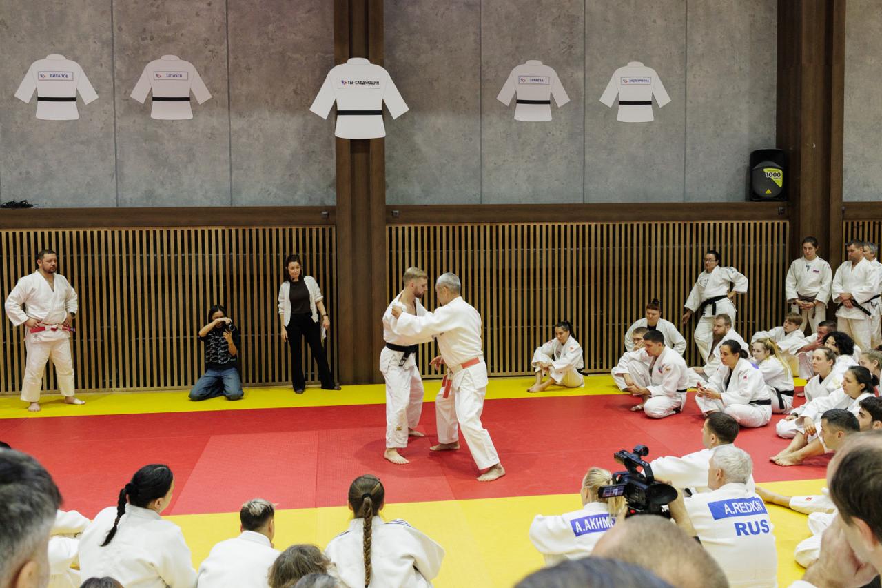 Легенда дзюдо в Казани. В центре дзюдо «Батыр» проходит двухдневный практический семинар «Методика обучения технике дзюдо» для более чем 200 специалистов со всей России Легенда дзюдо в Казани. В центре дзюдо «Батыр» проходит двухдневный практический семинар «Методика обучения технике дзюдо» для более чем 200 специалистов со всей России