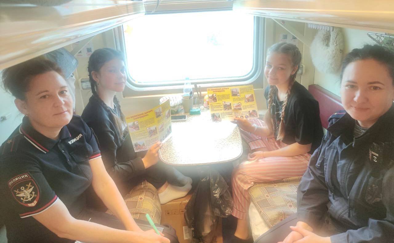 Транспортные полицейские Прибайкалья провели профилактическую беседу с юными пассажирами агитпоезда «80 ЛЕТ ВЕЛИКОЙ ПОБЕДЫ. АРСЕНАЛ ПОБЕДЫ-КАЗАНЬ. ГОРОД-ГЕРОЙ МОСКВА-2025» Транспортные полицейские Прибайкалья провели профилактическую беседу с юными пассажирами агитпоезда «80 ЛЕТ ВЕЛИКОЙ ПОБЕДЫ. АРСЕНАЛ ПОБЕДЫ-КАЗАНЬ. ГОРОД-ГЕРОЙ МОСКВА-2025»