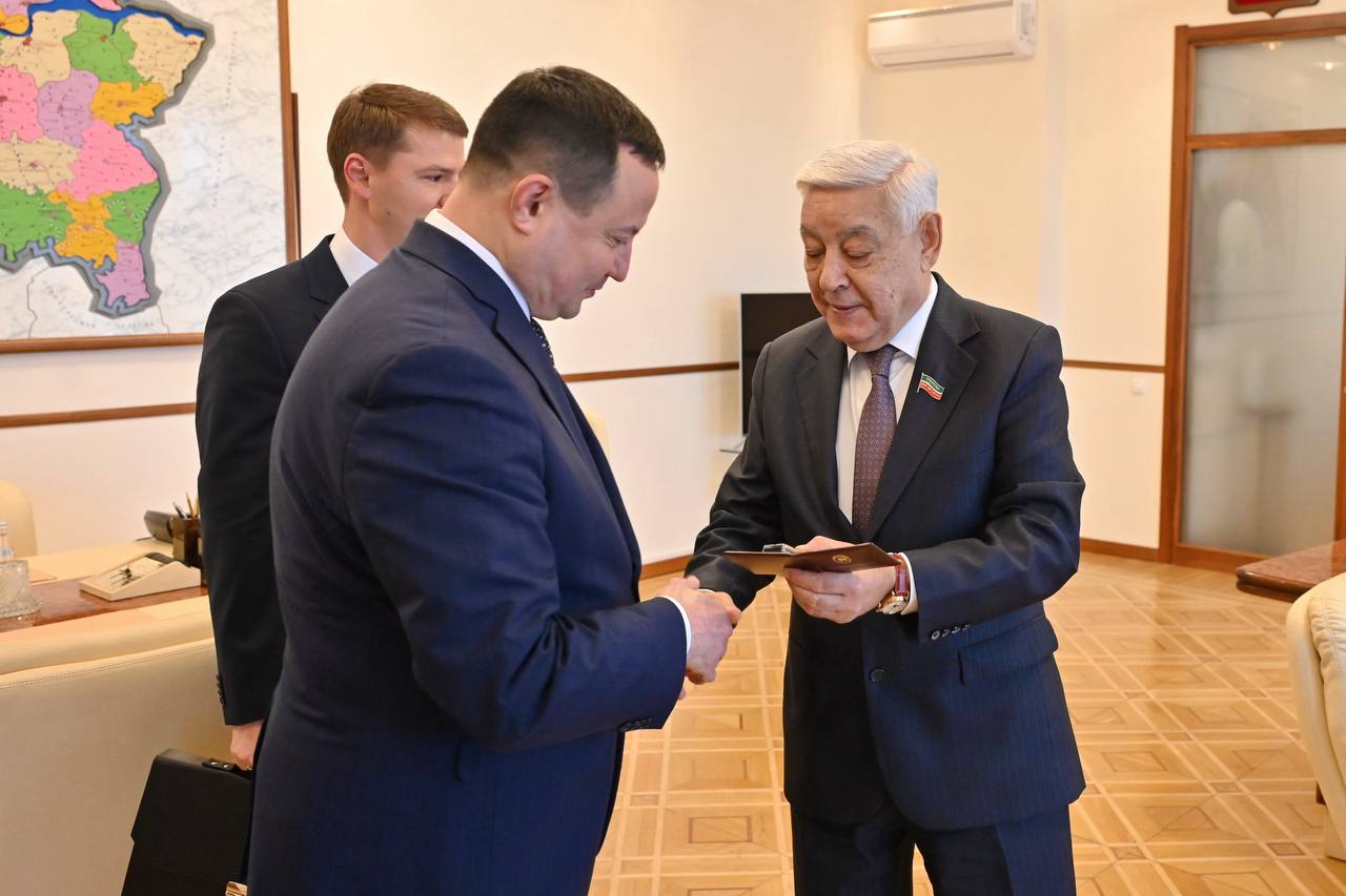 Фарид Мухаметшин вручил удостоверения депутатам Государственного Совета Эмилю Губайдуллину и Игорю Бикееву Фарид Мухаметшин вручил удостоверения депутатам Государственного Совета Эмилю Губайдуллину и Игорю Бикееву