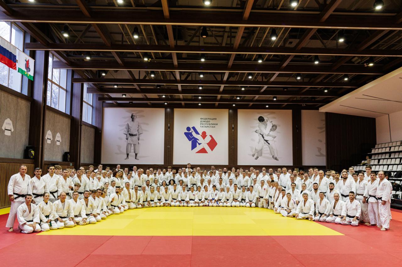 Легенда дзюдо в Казани. В центре дзюдо «Батыр» проходит двухдневный практический семинар «Методика обучения технике дзюдо» для более чем 200 специалистов со всей России Легенда дзюдо в Казани. В центре дзюдо «Батыр» проходит двухдневный практический семинар «Методика обучения технике дзюдо» для более чем 200 специалистов со всей России