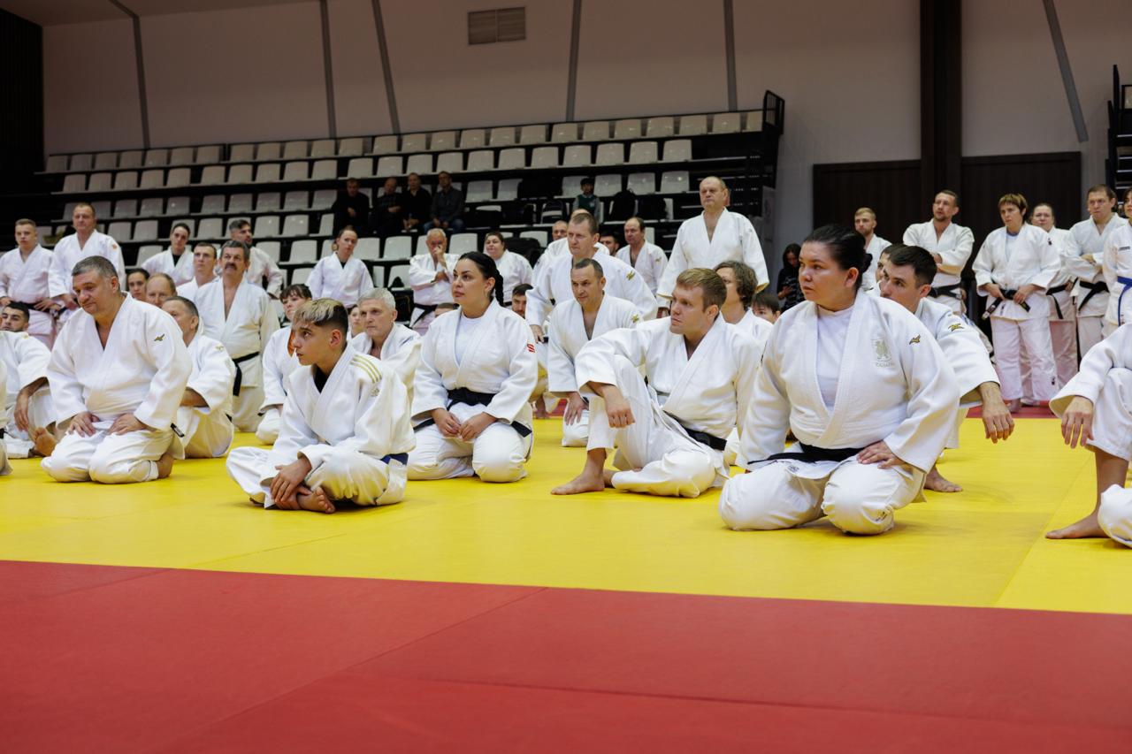 Легенда дзюдо в Казани. В центре дзюдо «Батыр» проходит двухдневный практический семинар «Методика обучения технике дзюдо» для более чем 200 специалистов со всей России Легенда дзюдо в Казани. В центре дзюдо «Батыр» проходит двухдневный практический семинар «Методика обучения технике дзюдо» для более чем 200 специалистов со всей России
